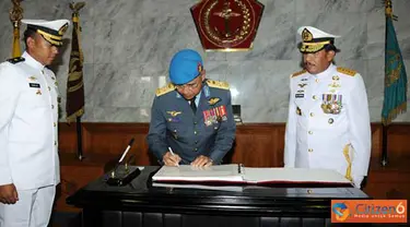 Citizen6, Jakarta: Puspen TNI, Panglima TNI Laksamana TNI Agus Suhartono, menerima kunjungan Panglima Angkatan Tentera (PAT) Malaysia Jeneral Tan Sri Dato’ Sri Azizan Ariffin, kamis (12/5). (Pengirim: badarudin bakri) 