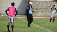 Pelatih Persis Solo di babak 8 besar Liga 2 2017, Freddy Mulli. (Bola.com/Ronald Seger Prabowo)