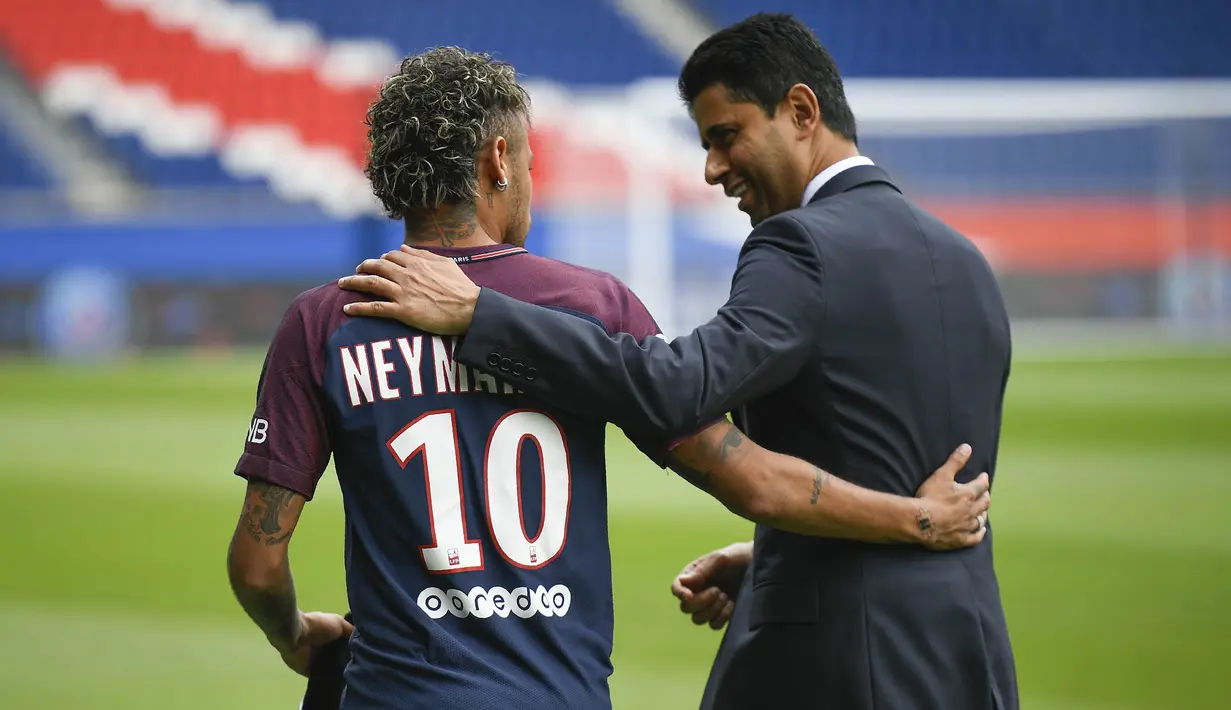 Bintang Brasil, Neymar, berdiskusi dengan Presiden PSG, Nasser Al-Khelaifi, usai  perkenalan di Stadion Parc des Princes, Paris, Jumat (4/8/2017). Neymar didatangkan dari Barcelona dengan harga 222 juta euro. (AFP/Lionel Bonaventure)