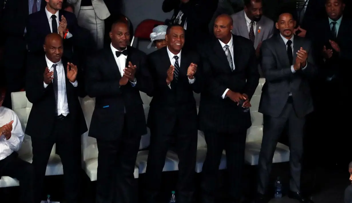 Mike Tyson (kiri), Lennox Lewis, dan aktor Will Smith hadir dalam memorial service untuk almarhum legenda tinju dunia, Muhammad Ali, di KFC Yum Center, Louisville, Kentucky, (10/6/2016). (Aaron P. Bernstein/Getty Images/AFP)
