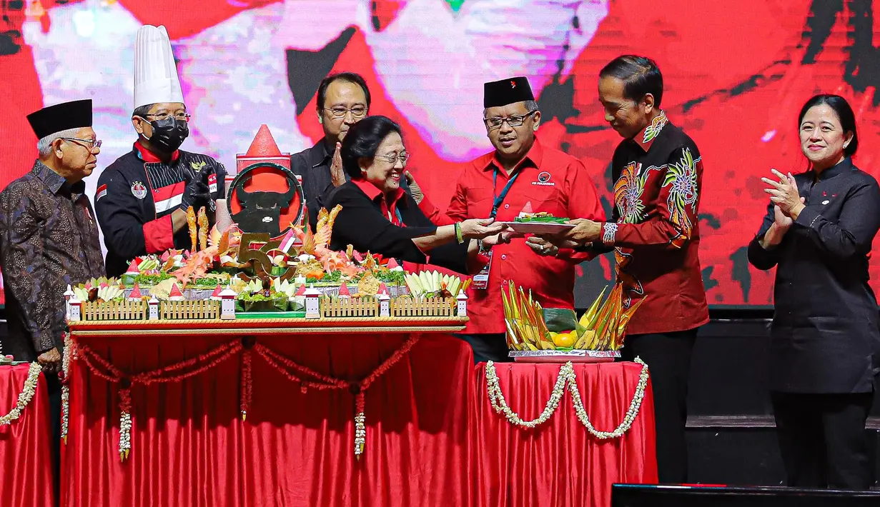 <p>Ketua Umum PDI Perjuangan Megawati Soekarnoputri menyerahkan potongan tumpeng pertama kepada Presiden Joko Widodo dalam acara peringatan hari ulang tahun (HUT) ke-50 PDI-P di JIExpo Kemayoran, Jakarta, Selasa (10/1/2023). HUT ke-50 tahun PDI Perjuangan bertemakan Genggam Tangan Persatuan Dengan Jiwa Gotong Royong dan Semangat Api Perjuangan Nan Tak Kunjung Padam. (FOTO: Dok. Istimewa)</p>