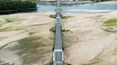Sungai Loire di Prancis surut dan mengalami kekeringan. (AFP/Damien Meyer)