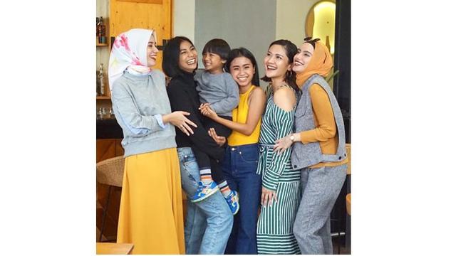 Meski sudah jarang muncul di layar kaca, ia masih menjalin hubungan baik dengan para pemain Tukang Ojek Pengkolan lainnya