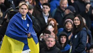 Pemain anyar Chelsea, Mykhailo Mudryk diperkenalkan ke penonton saat jeda babak pertama dalam pertandingan Liga Inggris antara Chelsea melawan Crystal Palace di Stamford Bridge, Sabtu (15/1/2023). Chelsea harus merogoh kocek 100 juta euro untuk mendatangkan Mykhaylo Mudryk ke Stamford Bridge. (AFP/Ben Stansall)