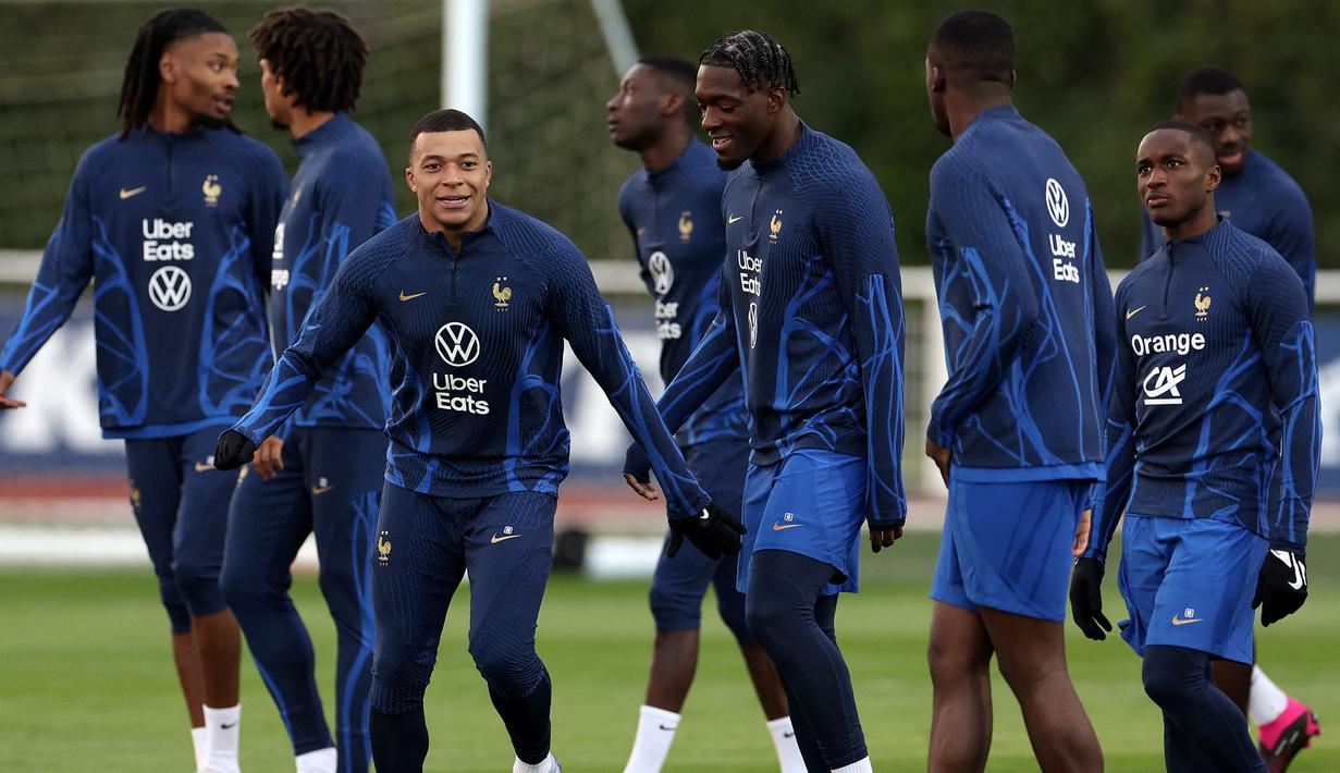 Pemain Timnas Prancis, Kylian Mbappe saat berlatih menjelang Kualifikasi Euro 2024 di Clairefontaine-en-Yvelines pada 21 Maret 2023. Mbappe akan memulai debut sebagai kapten Les Bleus pada 25 Maret 2023 saat melawan Belanda. (AFP/Franck Fife)