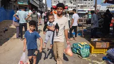 Orang-orang membeli produk segar di sebuah pasar di kota Gaza, pada 10 Oktober 2023. (Mohammed ABED / AFP)
