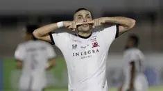 Bek Madura United, Jaimerson Xavier, melakukan selebrasi usai membobol gawang Bhayangkara FC pada laga Liga 1 2019 di Stadion Madya, Jakarta, Senin (5/8). Kedua tim bermain imbang 1-1. (Bola.com/M iqbal Ichsan)