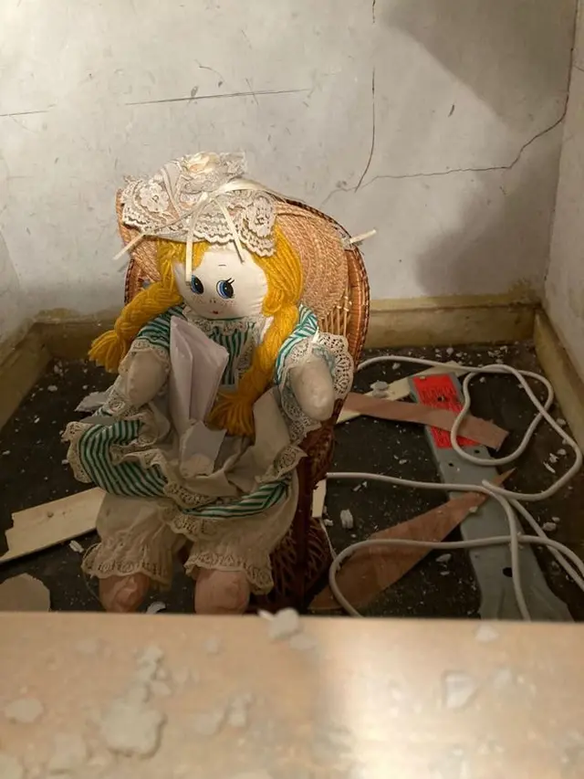 Beli Rumah Baru, Pria Ini Malah Temukan Surat dan Boneka Mengerikan di Balik Dinding