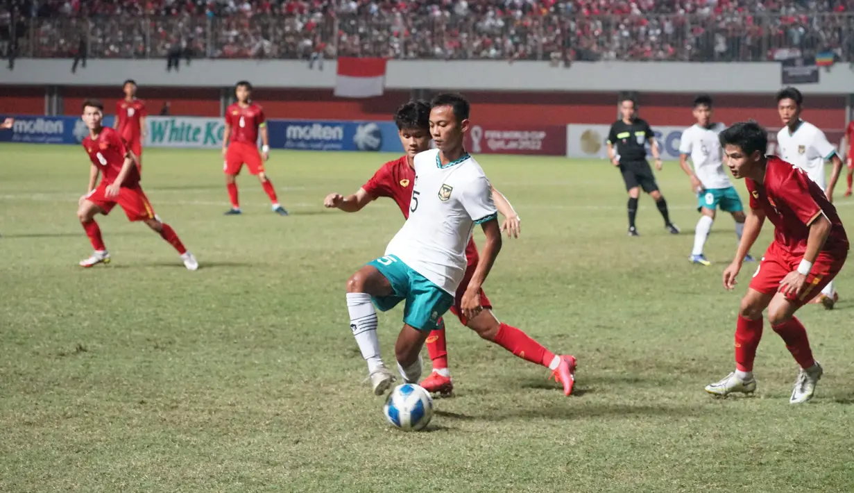Gelandang Timnas  Indonesia U-16, M Riski Afrisal mengontrol bola saat bertanding melawan Vietnam pada Final Piala AFF U-16 2022, Stadion Maguwoharjo, Sleman, Jumat (12/8/2022).  Tim asuhan Bima Sakti itu pun berhasil mengembalikan trofi Piala AFF U-16 ke Indonesia setelah pada 2018 lalu juga berhasil dimenangkan oleh Timnas Indonesia U-16 asuhan Fakhri Husaini. (Foto:Dok PSSI)