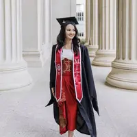 Jadi lulusan Amerika tak membuat Sabrina lupa akan tanah air. Buktinya, saat wisuda ia mengenakan busana dari desainer Indonesia, Wiranti Kurnia. Credit: (@sabrinaanggraini)