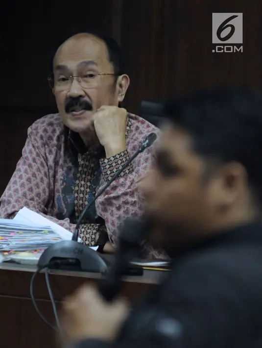 Terdakwa merintangi penyidikan korupsi e-KTP, Fredrich Yunadi menymak keterangan saksi pada sidang di Pengadilan Tipikor, Jakarta, Kamis (12/4). Salah satu saksi yang dihadirkan adalah pengacara dan staf Fredrich Yunadi. (Liputan6.com/Helmi Fithriansyah)