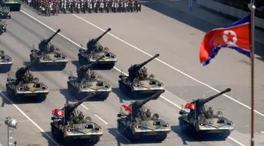 Pawai artileri dalam parade militer memperingati HUT ke-70 Korea Utara di Pyongyang, Korea Utara, Minggu (9/9). (Kyodo News via AP)