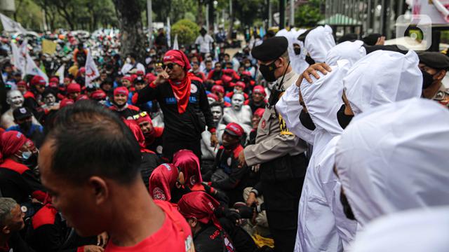 FOTO: Ratusan Buruh Geruduk Balai Kota DKI Jakarta
