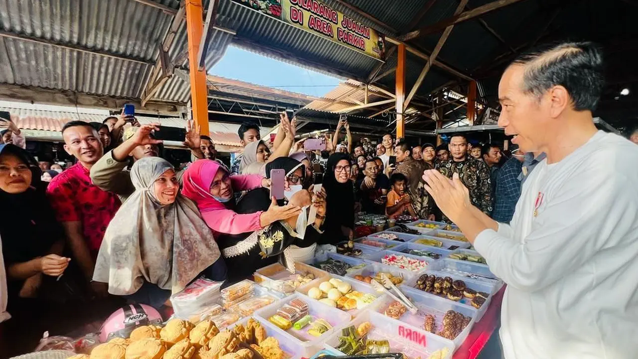 Presiden Jokowi Meninjau Pasar Tradisional Batuphat Timur, Kota Lhokseumawe, Aceh.