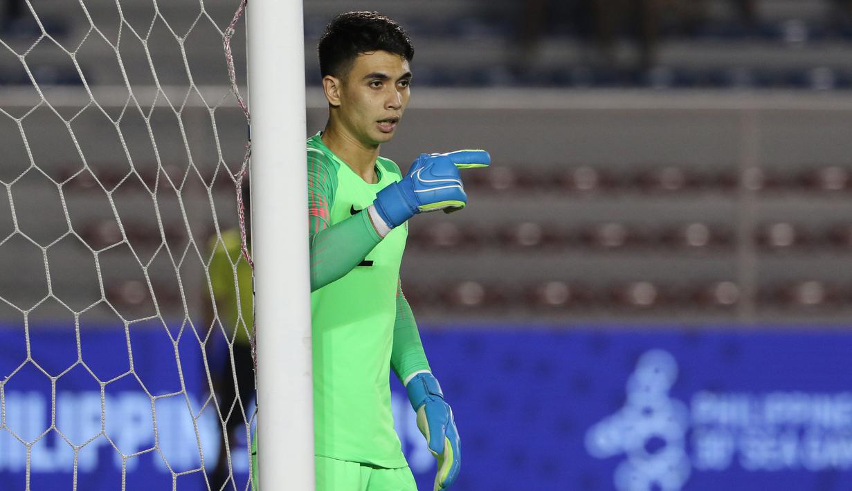 Kiper Timnas Indonesia U-22, Nadeo Argawinata, memberikan instruksi saat melawan Singapura U-22 pada laga SEA Games 2019 di Stadion Rizal Memorial, Manila, Kamis (28/11). Indonesia menang 2-0 atas Singapura. (Bola.com/M Iqbal Ichsan)