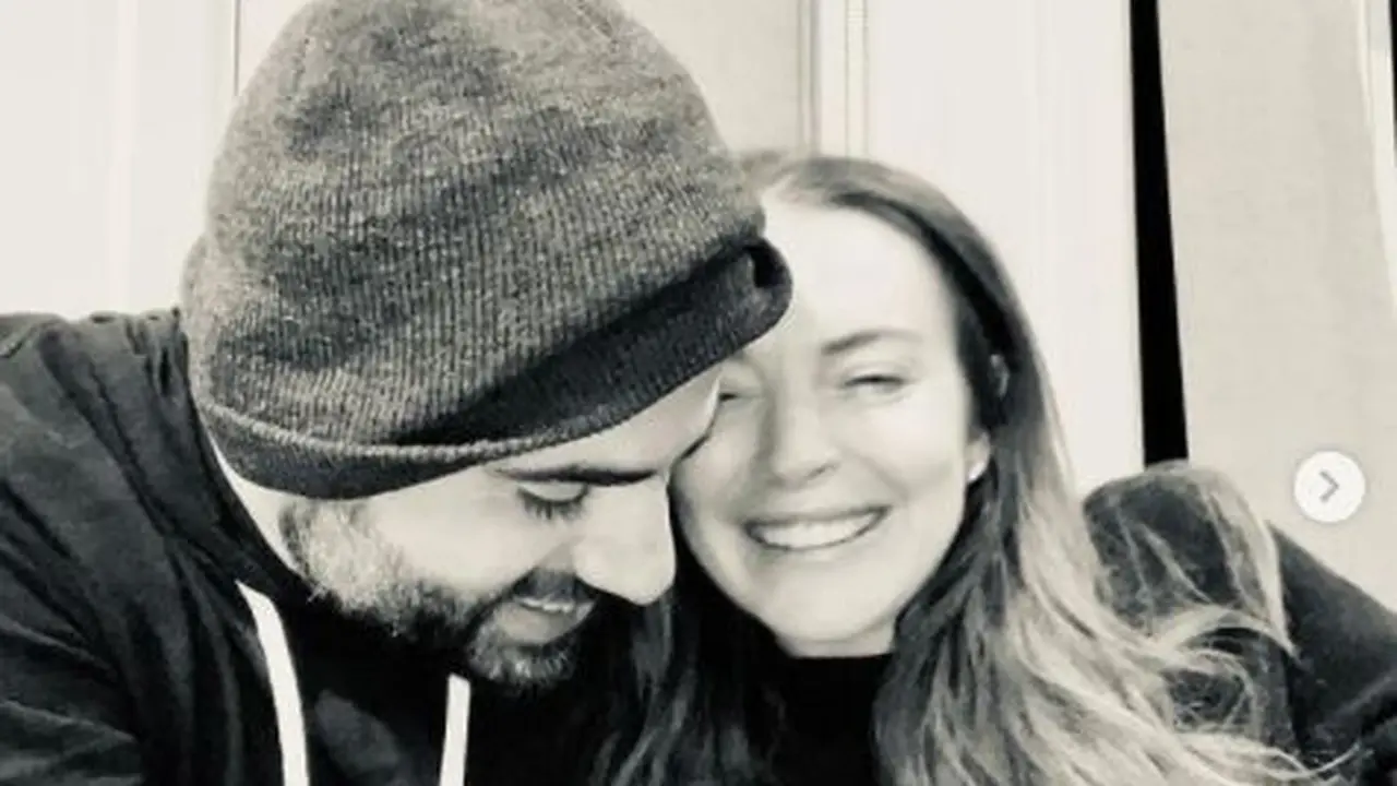 Lindsay Lohan Umumkan Pertunangan, Cincin Berlian Melingkar di Jari Manis