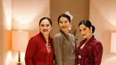 Kebaya yang dikenakan Annisa memperlihatkan kekuatan detail, dari motif emboss floral pada kain beludru merah hingga deretan bros besar berwarna emas yang menghiasi bagian depan kebaya, menambah sentuhan megah yang khas budaya Nusantara.   [@annisayudhoyono].
Rambutnya disanggul rapi, mempertegas siluet klasik ala perempuan bangsawan tempo dulu, dipadukan dengan riasan makeup flawless bernuansa warm tone yang mempertegas karakter kuat sekaligus lembut.  [@annisayudhoyono].