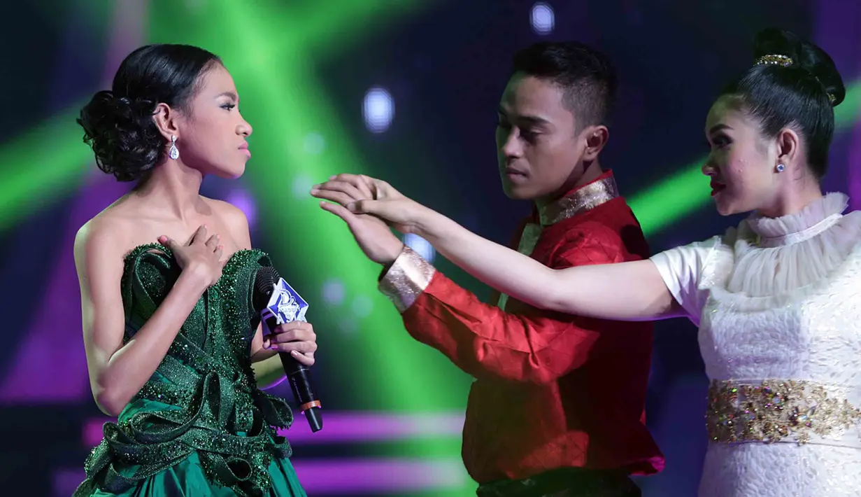 Penyanyi dangdut senior, Iis Dahlia juga salut dengan perkembangan Maria. Perkembangan signifikan ditunjukan dalam waktu dua bulan. Meski sedikit memiliki catatan. (Deki Prayoga/Bintang.com)