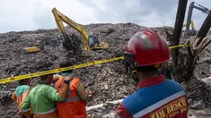 Tim penyelamat menggunakan alat berat untuk mencari korban longsor di Tempat Pembuangan Sampah Terpadu (TPST) Bantargebang, Bekasi, Jawa Barat, pada 9 Maret 2026. Longsor melanda kawasan Zona 4 Tempat Pembuangan Sampah Terpadu (TPST) Bantargebang, Kota Bekasi, Jawa Barat. (BAY ISMOYO/AFP)