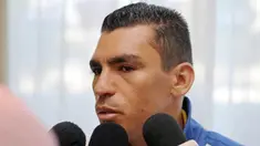 Kapten Timnas Brasil, Lucio dalam konferensi pers di Montevideo pada 5 Juni 2009, sebelum menghadapi Uruguay untuk ajang kualifikasi Piala Dunia 2010. AFP PHOTO/Miguel ROJO