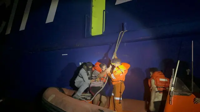 Proses evakuasi anak buah kapal KMP Mutiara Ferindo 2 yang mengalami kebakaran di Perairan Banten pada Kamis dini hari, (3/4).