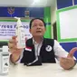 Bersama UMKM binaannya, Balai Pengawas Obat dan Makanan (BPOM) Gorontalo berhasil menciptakan hand sanitizer berbahan dasar nira pohon aren. (Liputan6.com/ Arfandi Ibrahim)