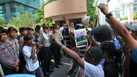 Massa yang tergabung dalam Front Rakyat Indonesia untuk West Papua dan Aliansi Mahasiswa Papua menggelar aksi di depan Kantor PT Freeport Indonesia, Jakarta, Kamis (29/3). (Merdeka.com/Iqbal S Nugroho)