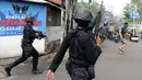 Personel Brimob mengusir massa usai terjadi pembakaran bus milik Brimob Polda Metro Jaya di kawasan Jalan Brigjend Katamso, Slipi, Jakarta, Rabu (22/5/2019). Dua bus milik Brimob Polda Metro Jaya dibakar massa di samping Jembatan Slipi Jaya. (merdeka.com/Arie Basuki)