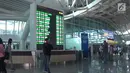 Papan informasi menunjukkan pembatalan penerbangan di Terminal Internasional Bandara Ngurah Rai, Bali, Selasa (28/11). Penutupan Bandara Ngurah Rai diperpanjang 24 jam sampai Rabu (29/11) karena dampak letusan Gunung Agung. (Liputan6.com/Dewi Divianta)
