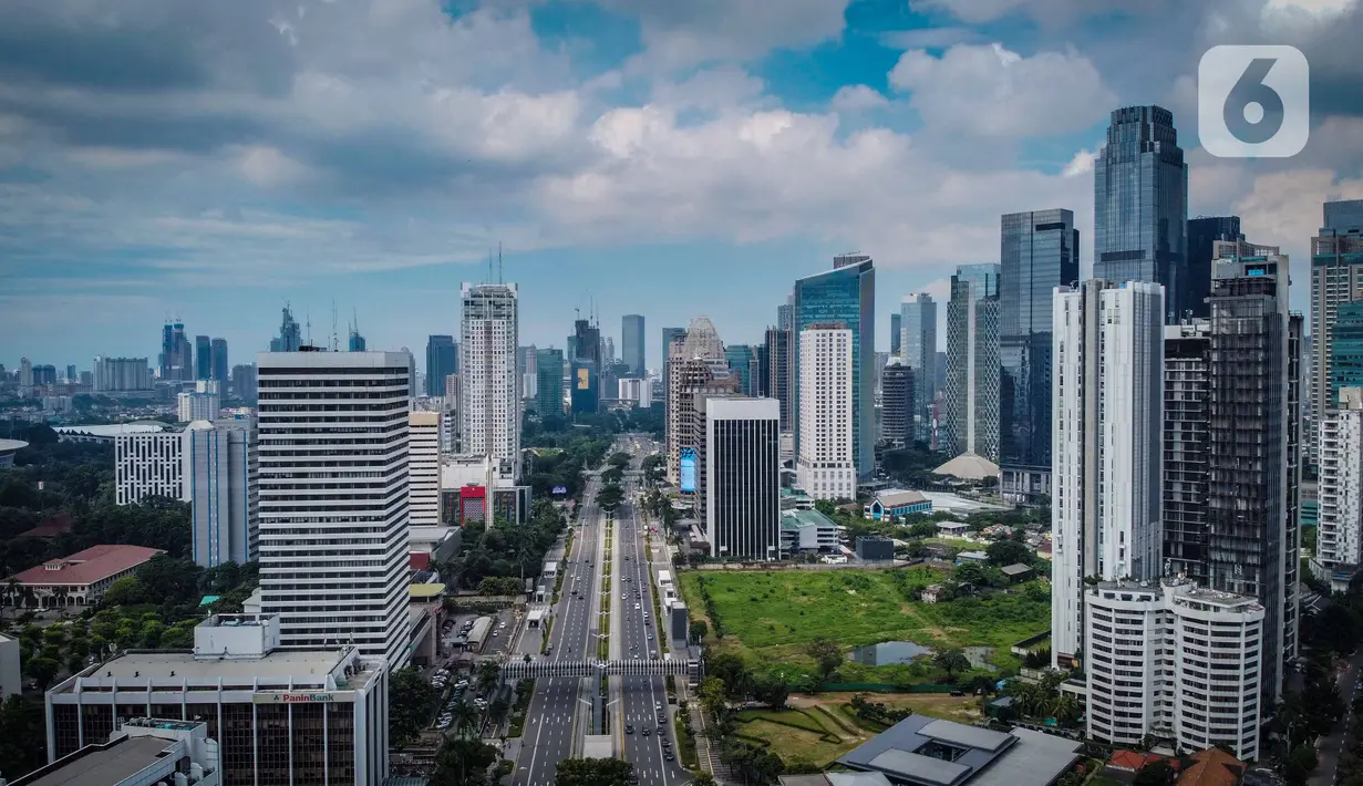Foto udara suasana gedung bertingkat di kawasan Sudirman, Jakarta, Rabu (8/4/2020). Jakarta sempat menjadi kota paling berpolusi di dunia pada 29 September 2019 lalu, namun Rabu (8/4) siang ini, kualitas udara kota Jakarta membaik.  (Liputan6.com/Faizal Fanani)