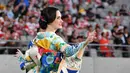 Seorang penari mengenakan pakaian tradisional Jepang, kimono tampil selama upacara pembukaan Rugby World Cup Pool 2019 jelang pertandingan antara Rusia dan Jepang di Stadion Tokyo (20/9/2019). Rugby World Cup Pool diselenggarakan dari 20 September hingga 2 November. (AFP Photo/Toshifumi Kitamura)