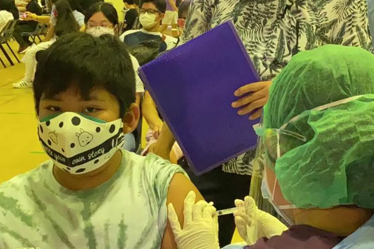 Anak sekolah di Tangerang mengikuti vaksinasi massal Covid-19 menggunakan Sinovac