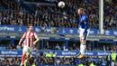 Aksi sundulan Wayne Rooney yang tak sanggup diadang kiper Stoke City pada laga perdana Premier League 2017-2018 di Goodison Park, Liverpool (12/8/2017). Everton menang 1-0. (AFP/Oli Scarff)