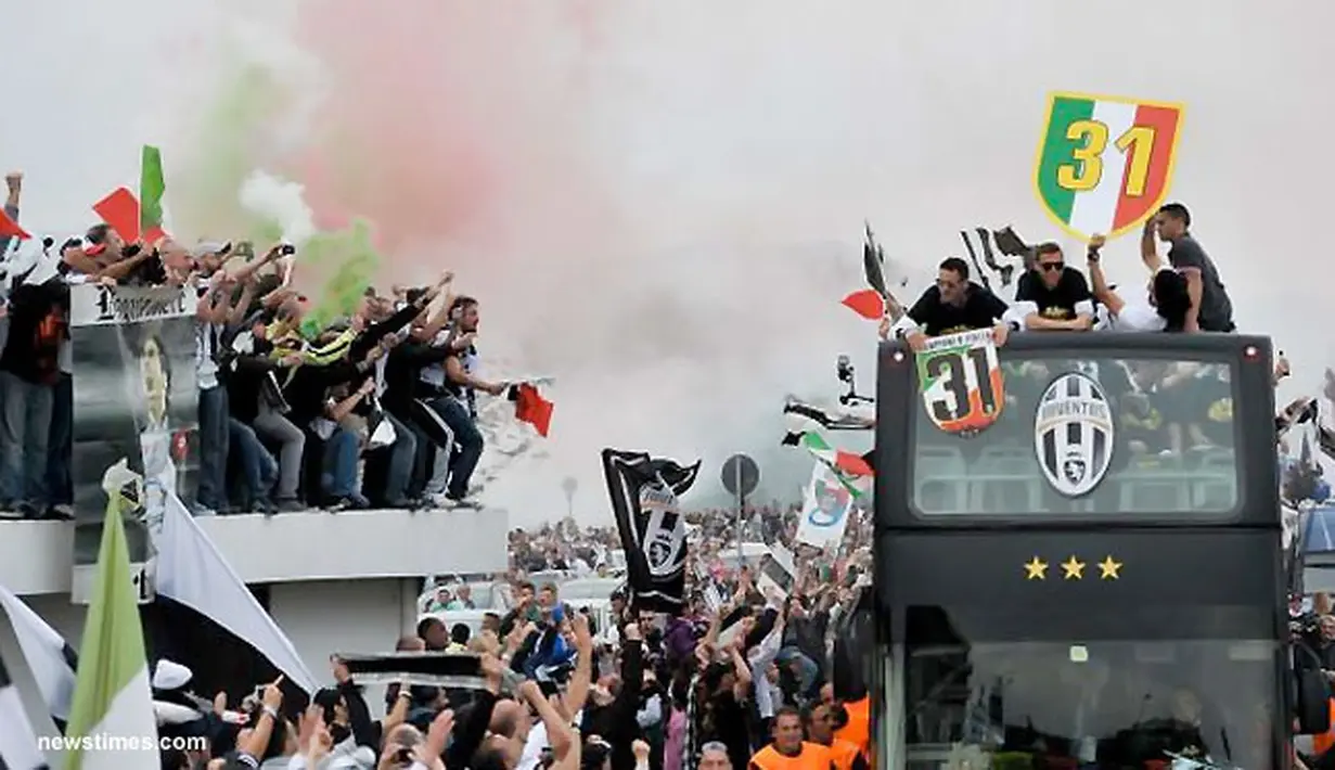 Para pendukung Juventus merayakan keberhasilan Juventus meraih Scudtto gelar Serie A musim 2012/2013 setelah mengalahkan Palermo 1-0, di Turin, Minggu, 5 Mei, 2013