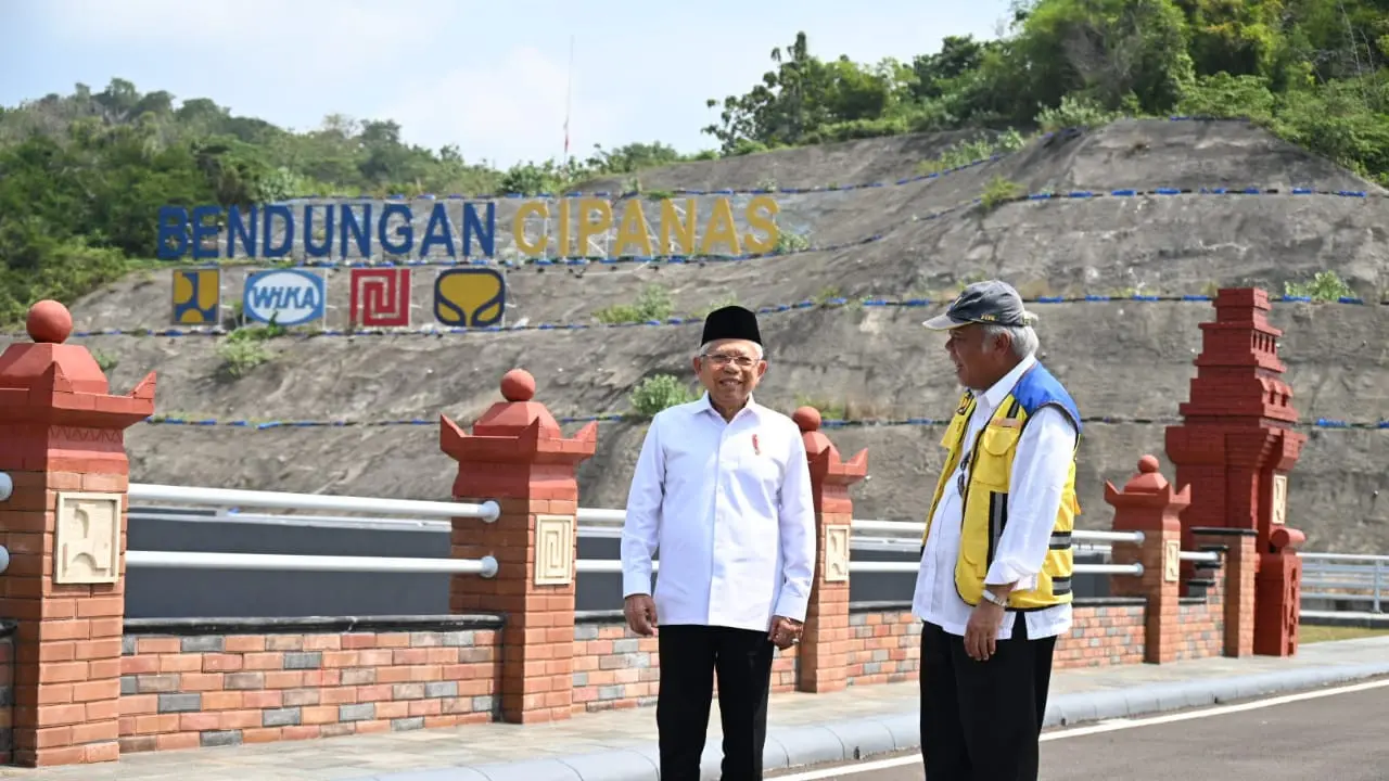 Wakil Presiden atau Wapres Ma'ruf Amin meresmikan Bendungan Cipanas, di Desa Cibuluh, Kecamatan Ujungjaya, Kabupaten Sumedang, Jabar.