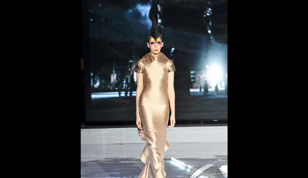 Warna mengkilat dengan permainan kerah membawa kesan elegan sekaligus stylish diperagakan saat I Fashion Festival 2014, Jakarta, Senin (15/12/2014). (Liputan6.com/Panji Diksana)