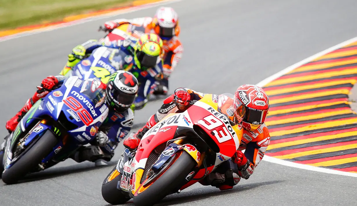 Marc Marquez (depan) menjaga jarak dengan lawan-lawanya di Sirkuit Sachsenring, Jerman, Minggu (12/7/2015). Di akhir lap Marc Marquez berada di peringkat pertama diikuti Dani Pedrosa dan Valentino Rossi. (REUTERS/Hannibal Hanschke)