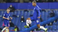 Pemain Chelsea, Tino Anjorin, mengontrol bola saat melawan Krasnodar pada laga Liga Champions di Stadion Stamford Bridge, Rabu (9/12/2020). Kedua tim bermain imbang 1-1. (AP Photo/Kirsty Wigglesworth, Pool)