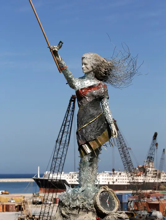 Patung perempuan terlihat di dekat Pelabuhan Beirut di Lebanon pada 20 Oktober 2020. Patung perempuan itu dari puing-puing dari ledakan di Pelabuhan Beirut itu dilengkapi sebuah jam yang menunjukkan waktu terjadinya ledakan, yaitu sekitar pukul 18.08 pada 4 Agustus 2020. (Xinhua/Bilal Jawich)