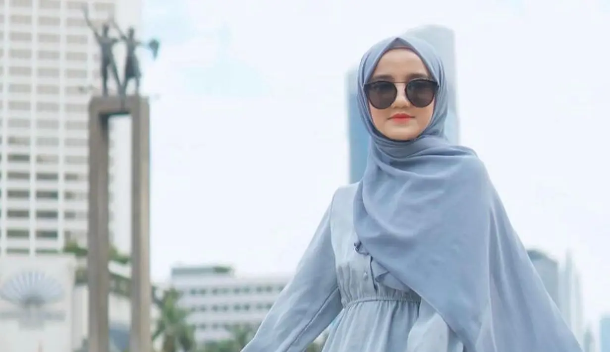 Atau bisa juga gamis ruffle warna baby blue yang dipadukan dengan hijab pashmina warna senada seperti penampilan Wirda Mansur ini. (Instagram/wirda_mansur).
