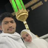 Ririn Ekawati bersama sang suami, Ibnu Jamil baru saja melaksanakan ibadah Umroh dalam suasana Ramadan. Ririn pun kerap kali membagikan suasana hingga outfitnya ketika berada di Tanah Suci. Bagaimana penampilan? Mari kita simak, bisa menjadi inspirasi berbusana Lebaran tahun ini lho. @ririnekawati