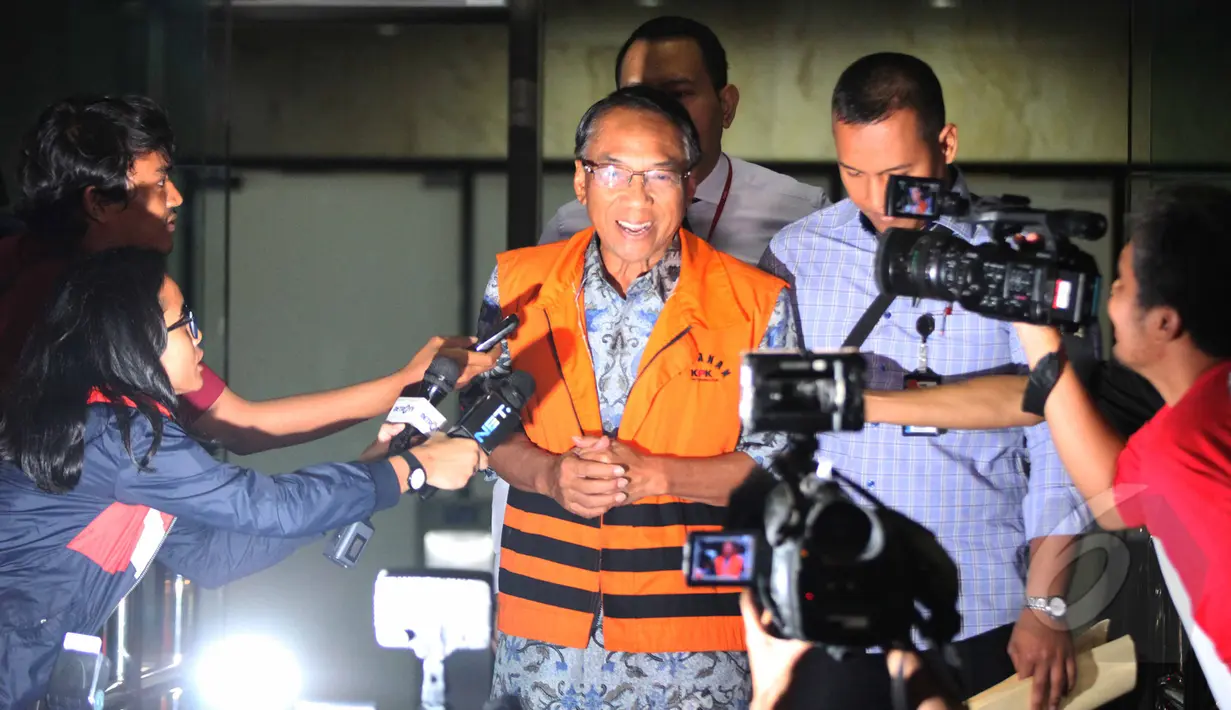 Jero Wacik usai menjalani pemeriksaan di KPK, Jakarta, Selasa (12/5/2015). Jero diperiksa terkait kasus pemerasan saat ia menjabat sebagai Menteri ESDM. (Liputan6.com/Helmi Afandi) 
