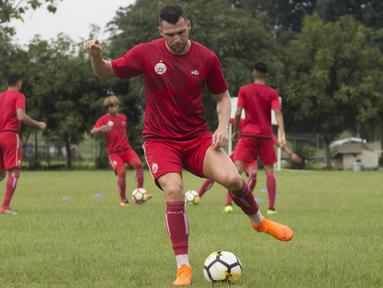 Striker Persija Jakarta, Marko Simic, mengontrol bola saat latihan di Lapangan Sutasoma Halim, Jakarta, Sabtu (3/3/2018). Latihan ini digelar sebelum berangkat ke Vietnam untuk melawan SLNA pada Piala AFC. (Bola.com/Asprilla Dwi Adha)