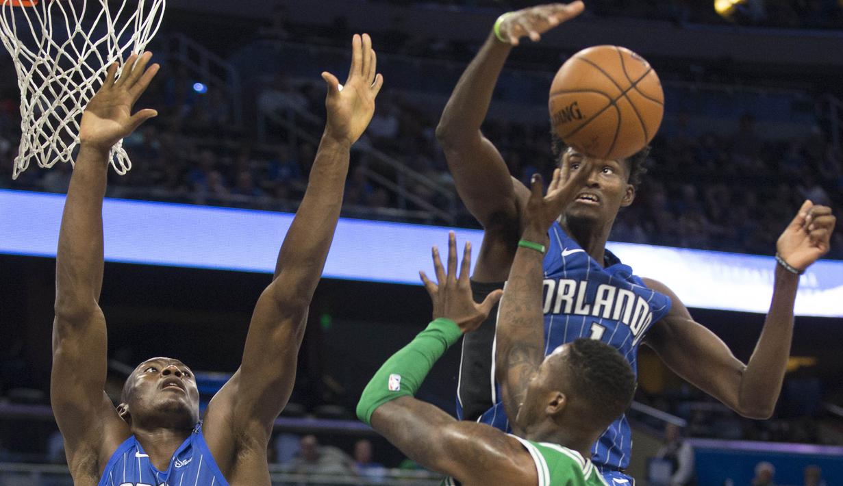Pebasket Boston Celtics, Terry Rozier, bersiap melepas tembakan saat melawan Orlando Magic pada laga NBA di Amway Center, Orlando, Minggu (5/11/2017). Magic kalah 88-104 dari Celtics. (AP/Willie J Allen Jr)