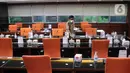 Pekerja membersihkan ruang kerja Dewan Pengarah Badan Riset dan Inovasi Nasional (BRIN) yang berada pada lantai dua Gedung BRIN di Jakarta, Selasa (19/7/2022). Kepala BRIN Laksana Tri Handoko menyatakan, semula renovasi bertujuan mengubah ruangan yang ada sebelumnya menjadi ruang rapat dan ruang kerja, namun kini rencana itu dibatalkan. (Liputan6.com/Angga Yuniar)