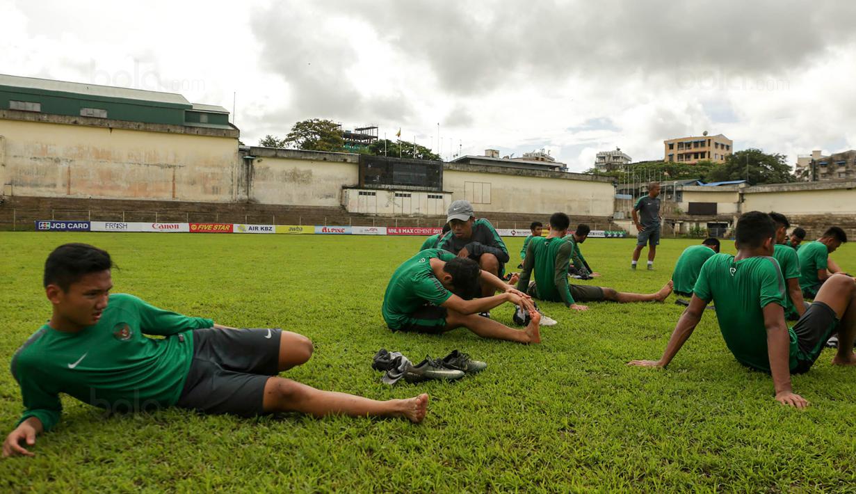 Para pemain Timnas Indonesia U-19 melakukan pendinginan usai latihan di Stadion Padomar, Yangon, Sabtu (9/9/2017). Pada laga Piala AFF U-18 selanjutnya Timnas U-19 akan melawan Vietnam U-19. (Liputan6.com/Yoppy Renato)