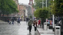 Warga melintas di jalan di Bolton, Greater Manchester, Inggris (2/9/2020). Namun, wilayah tersebut kini "akan tetap berada di bawah pembatasan yang telah berlaku" menyusul "perubahan signifikan dalam tingkat infeksi selama beberapa hari terakhir," demikian diumumkan pemerintah. (Xinhua/Jon Super)