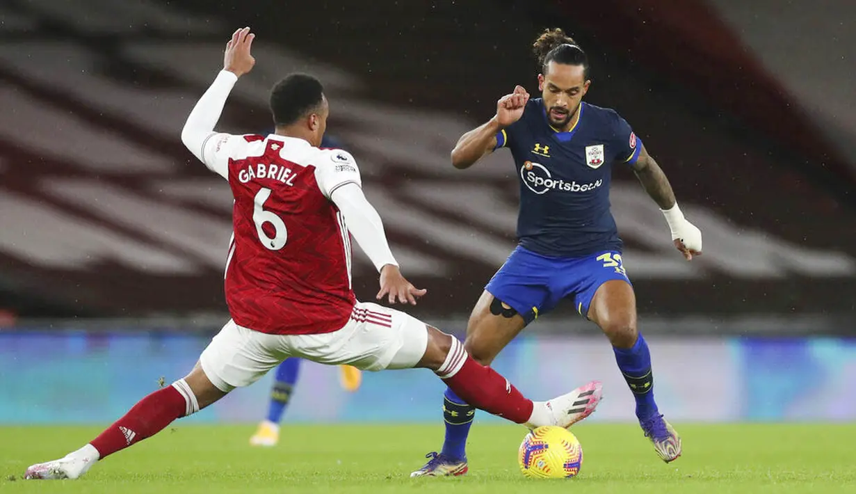 Pemain Arsenal, Gabriel, berusaha menghadang penyerang Southampton, Theo Walcott, pada laga Liga Inggris di Stadion Emirates, Kamis (17/12/2020). Kedua tim bermain imbang 1-1. (Peter Cziborra/Pool via AP)