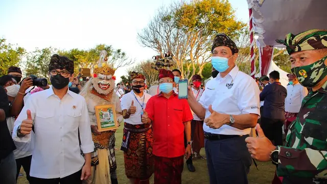 Menko Kemaritiman dan Investasi, Luhut Binsar Pandjaitan meresmikan Program Digitalisasi Pariwisata Berbasis Quick Response Code Indonesian Standard (QRIS). (Dok Kemenko Marves)