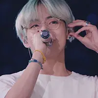V BTS menggunakan gelang dari brand favorit